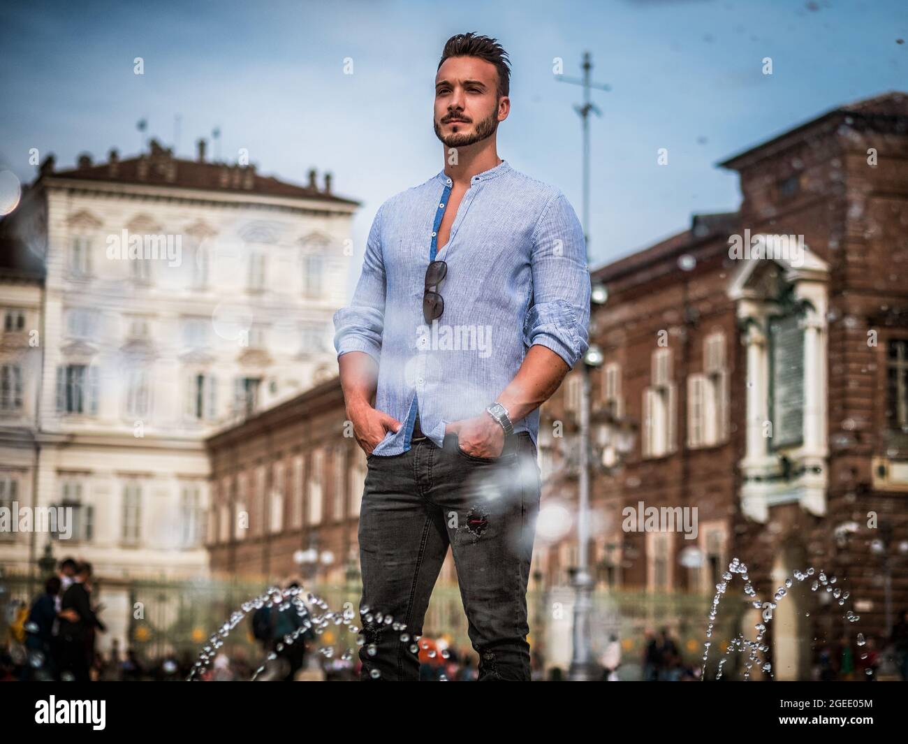 Un bel giovane uomo in impostazione della città Foto Stock