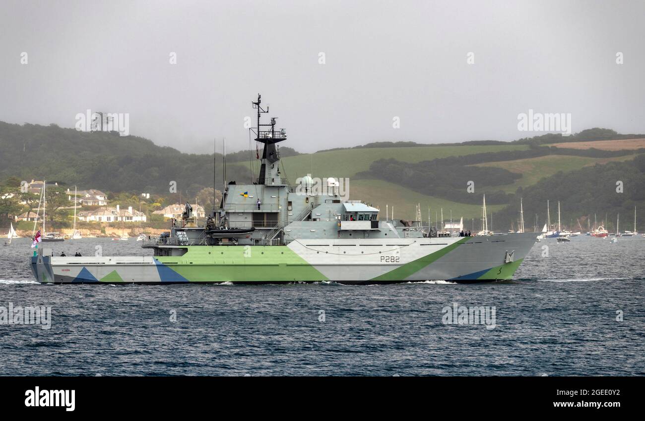 Falmouth Harbour, Cornovaglia, Regno Unito. 19 agosto 2021. La nave Royal Navy Patrol HMS Severn P282 parte da Falmouth Harbour con la sua nuova livrea "Western Approaches", usata per la prima volta sulle navi nella seconda guerra mondiale. La livrea è un tributo a tutti i marinai morti e combattuti nella battaglia dell'Atlantico. HMS Severn sarà ricommissionato il 28 agosto 2021 Credit: Bob Sharples/Alamy Live News Foto Stock