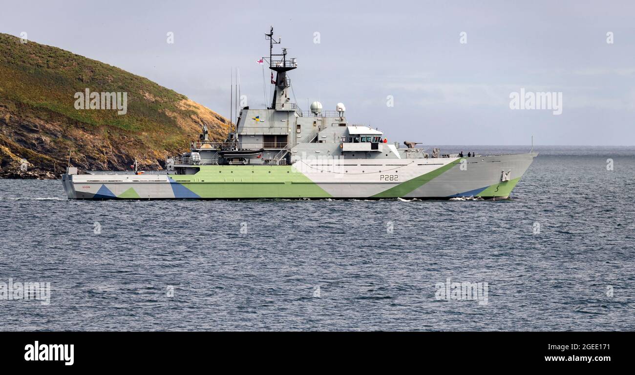 Falmouth Harbour, Cornovaglia, Regno Unito. 19 agosto 2021. La nave Royal Navy Patrol HMS Severn P282 parte da Falmouth Harbour con la sua nuova livrea "Western Approaches", usata per la prima volta sulle navi nella seconda guerra mondiale. La livrea è un tributo a tutti i marinai morti e combattuti nella battaglia dell'Atlantico. HMS Severn sarà ricommissionato il 28 agosto 2021 Credit: Bob Sharples/Alamy Live News Foto Stock
