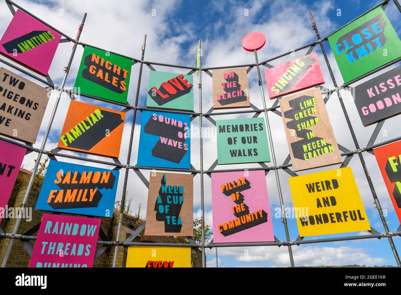 Flock of Seagulls Bag of Stolen Chips by Morag Myerscough al Folkestone Triennial 2021 Arts Festival. Il lavoro si trova sul sito dell'ex cantiere del gas. Foto Stock