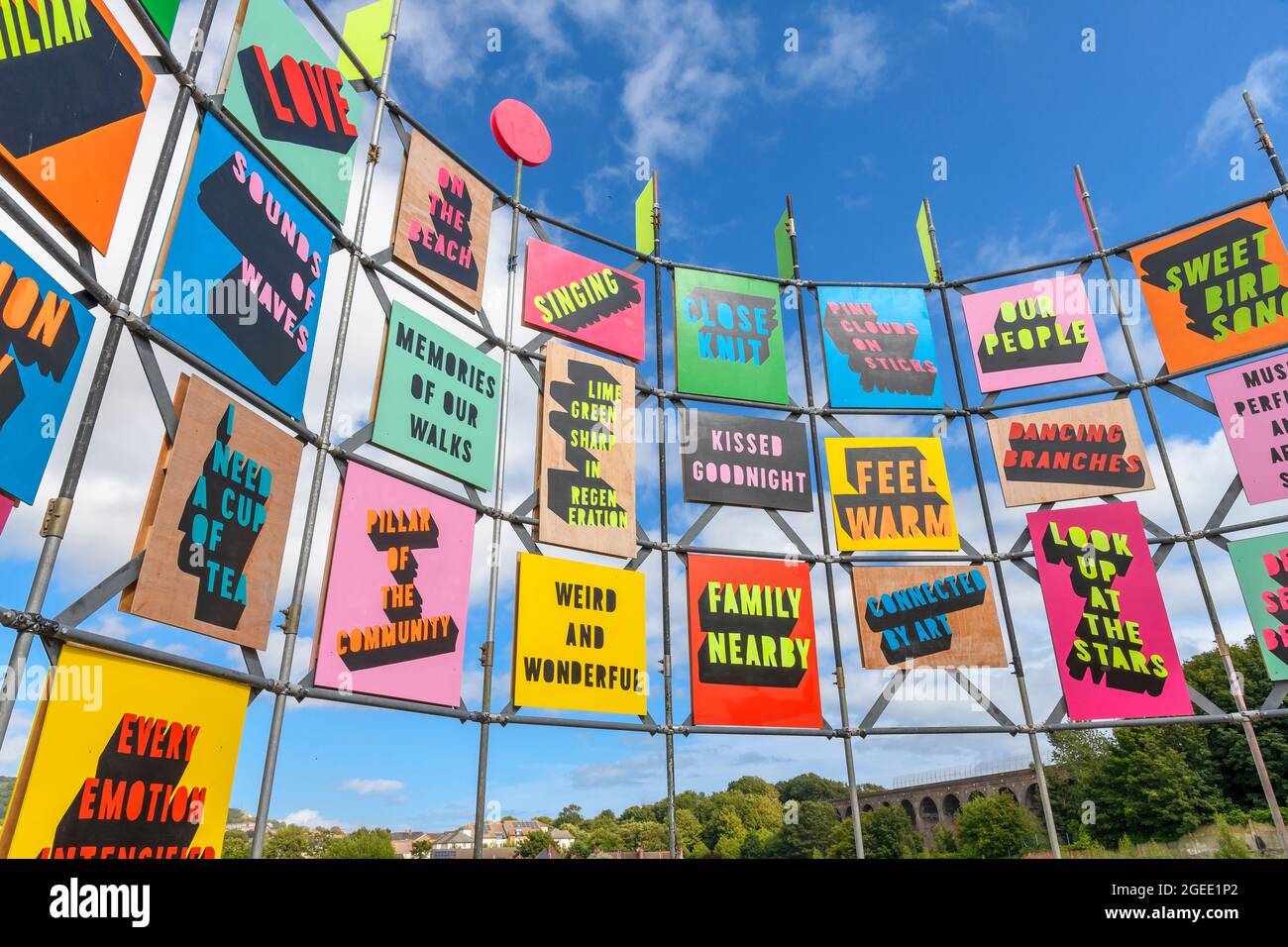 Flock of Seagulls Bag of Stolen Chips by Morag Myerscough al Folkestone Triennial 2021 Arts Festival. Il lavoro si trova sul sito dell'ex cantiere del gas. Foto Stock