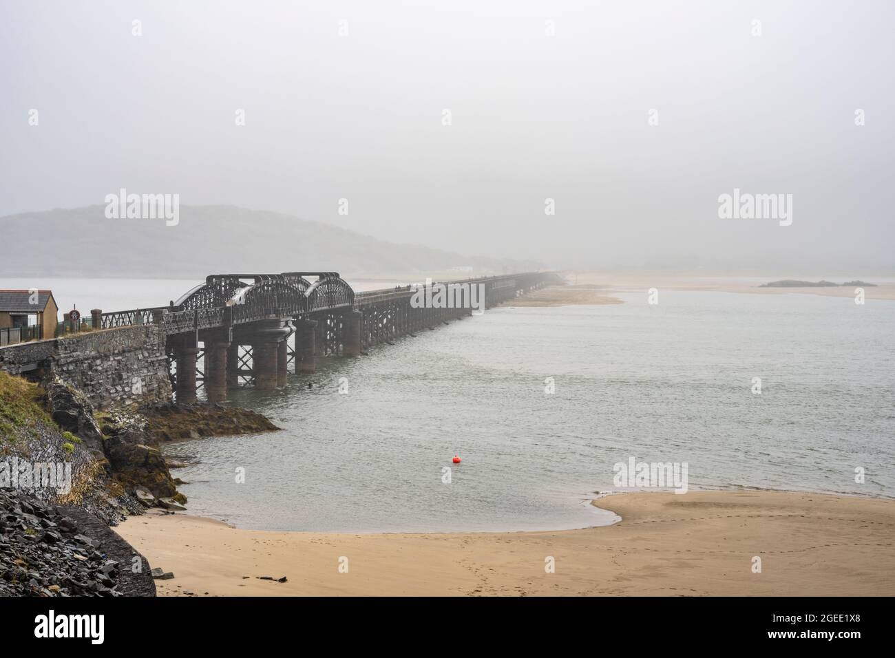 Ponte sull'estuario del Bar vicino a Barmouth, Galles. Una giornata estiva molto piovosa Foto Stock