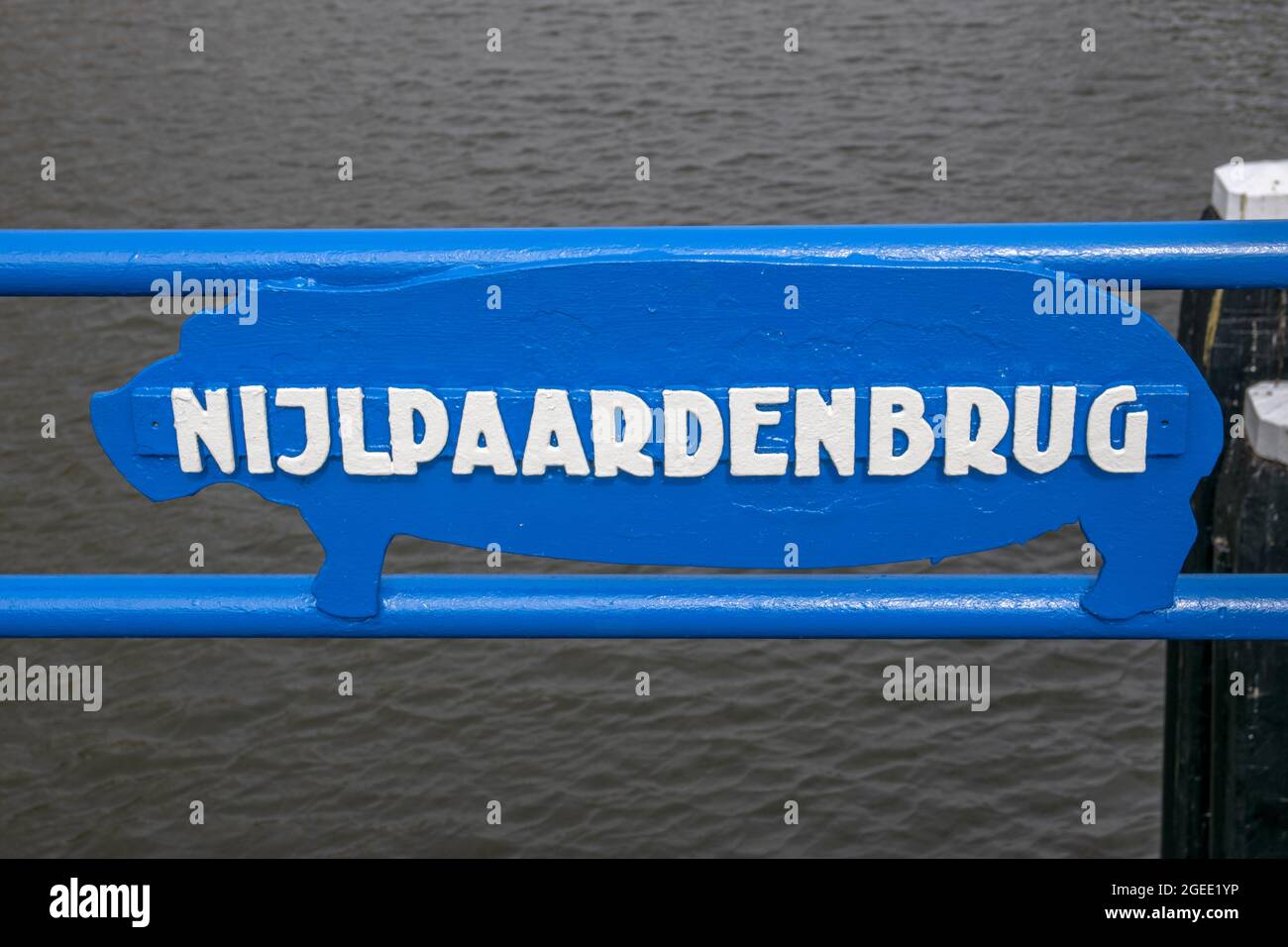 Bride Firma Nijlpaardenbrug ad Amsterdam Paesi Bassi 3-8-2019 Foto Stock