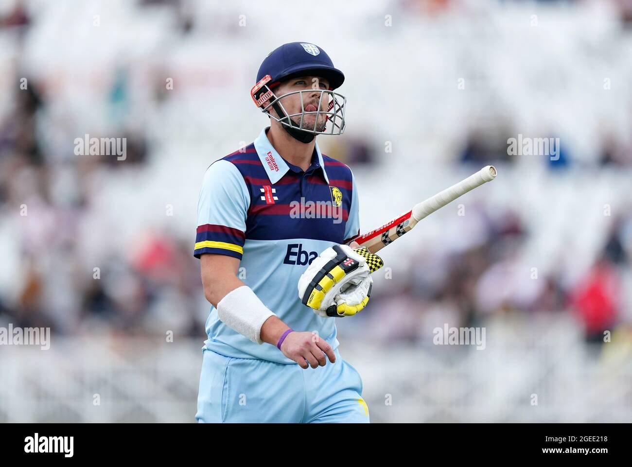 Alex Lees di Durham lascia il campo dopo essere stato licenziato da Andrew Salter di Glamorgan durante la finale della Royal London One Day Cup a Trent Bridge, Nottingham. Data immagine: Giovedì 19 agosto 2021. Vedi la storia della PA finale DI CRICKET. Il credito fotografico dovrebbe essere: Zac Goodwin/PA Wire. RESTRIZIONI: Nessun uso commerciale senza previo consenso scritto della BCE. Solo per l'uso di immagini fisse. Nessuna immagine in movimento per emulare la trasmissione. Solo per uso editoriale. Nessuna rimozione o oscuramento dei logo degli sponsor. Foto Stock