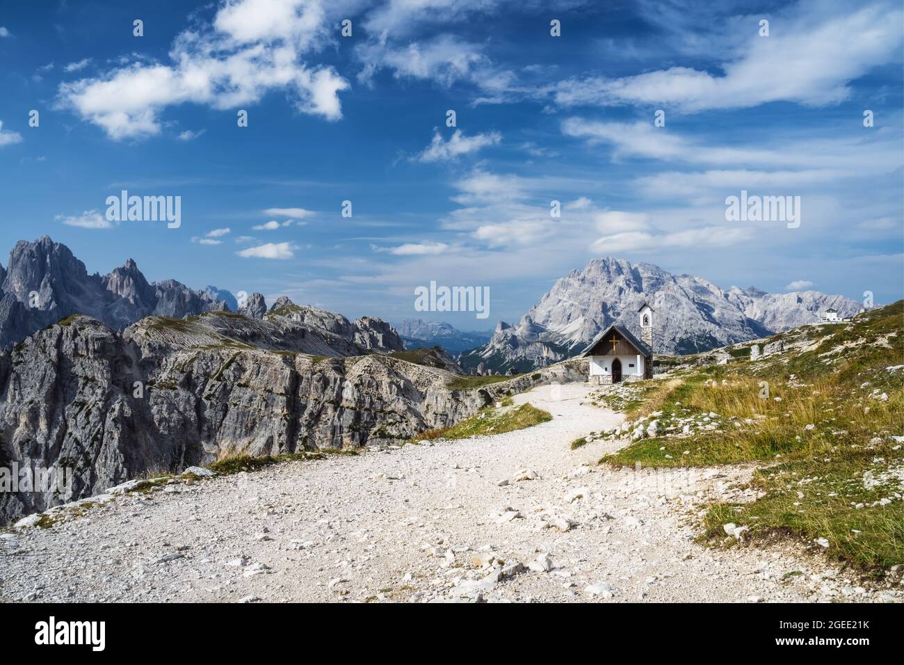 Cappella di montagna vicino a Tre Cime di Lavaredo nelle Dolomiti Alpi, Italia Foto Stock