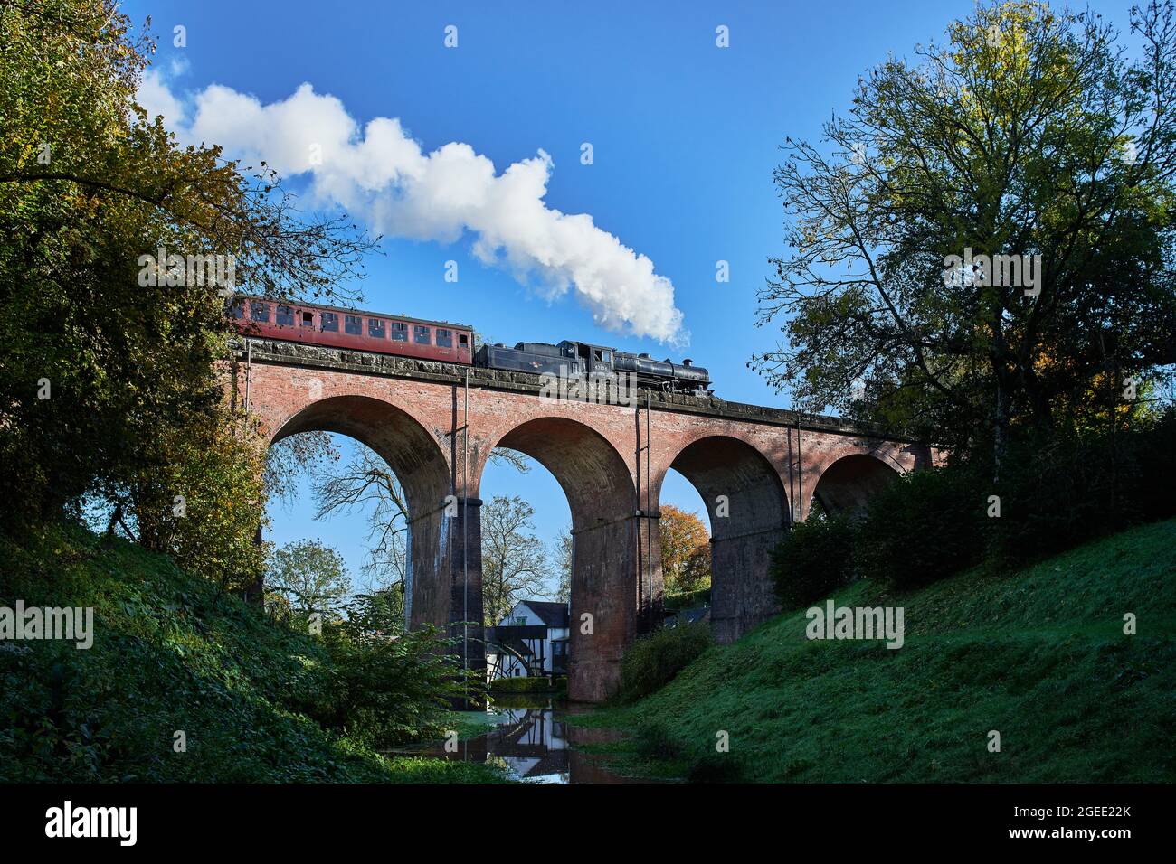 Ivatt Classe 4, 43106 attraversando Oldbury Viaduct sulla ferrovia della Severn Valley. REGNO UNITO Foto Stock