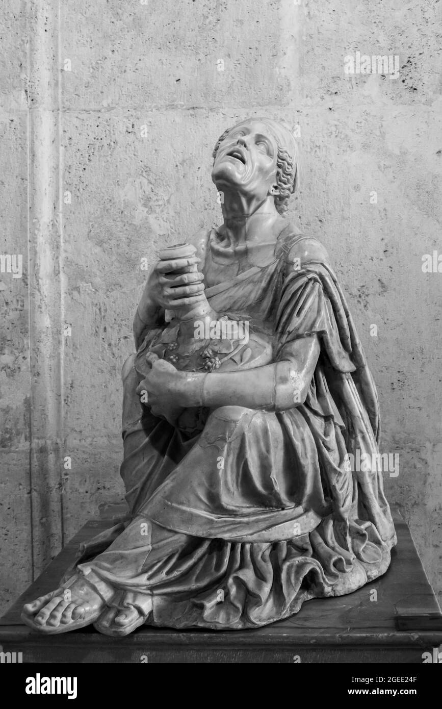 Foto in bianco e nero di statua in marmo raffigurante una vecchia e ubriaca donna romana Foto Stock