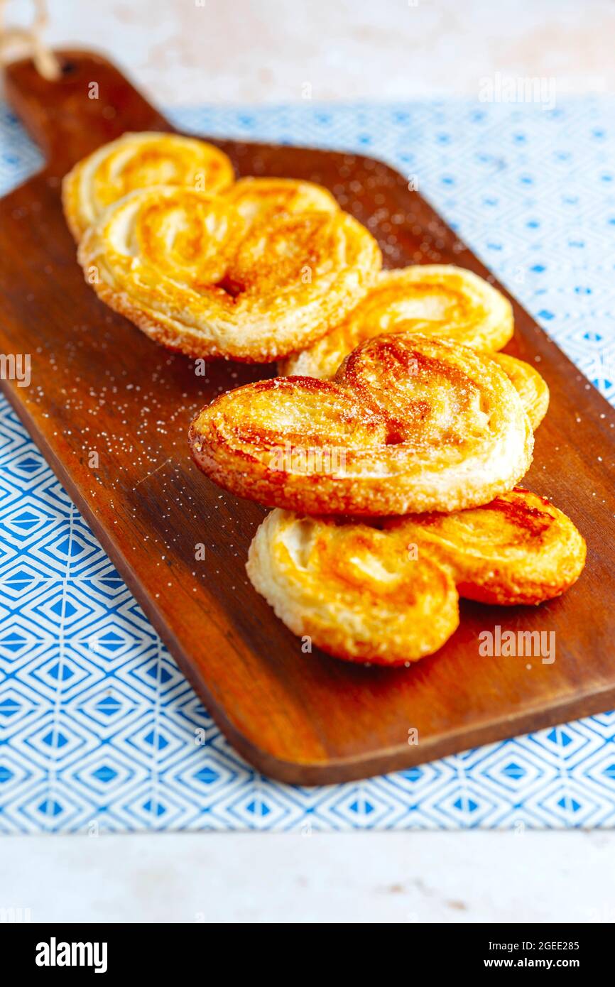 Biscotti o biscotti Palmier – biscotti francesi a forma di cuore con crosta d'oro Foto Stock