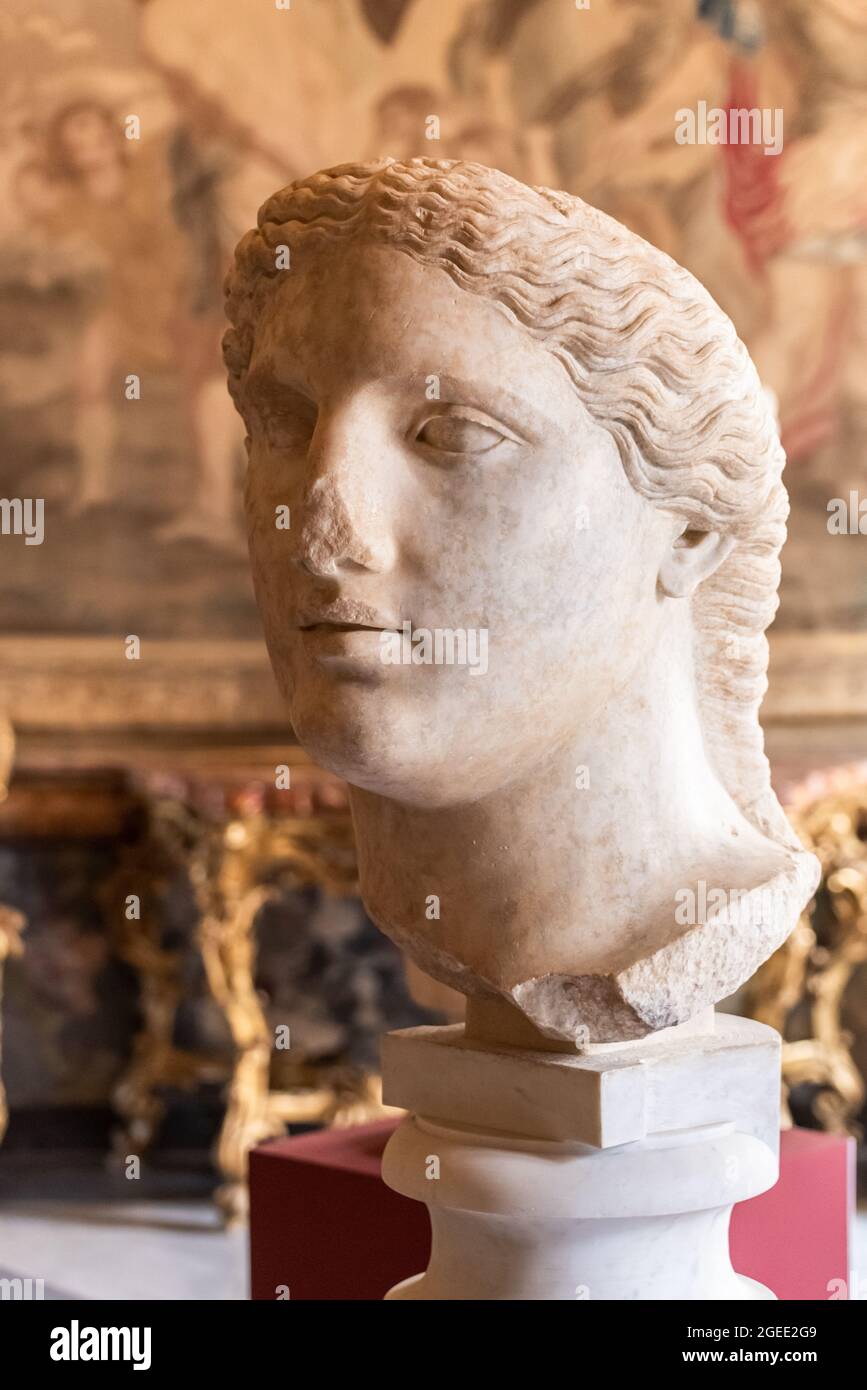 Primo piano sulla testa in rovine di antica statua romana di donna con capelli lunghi Foto Stock