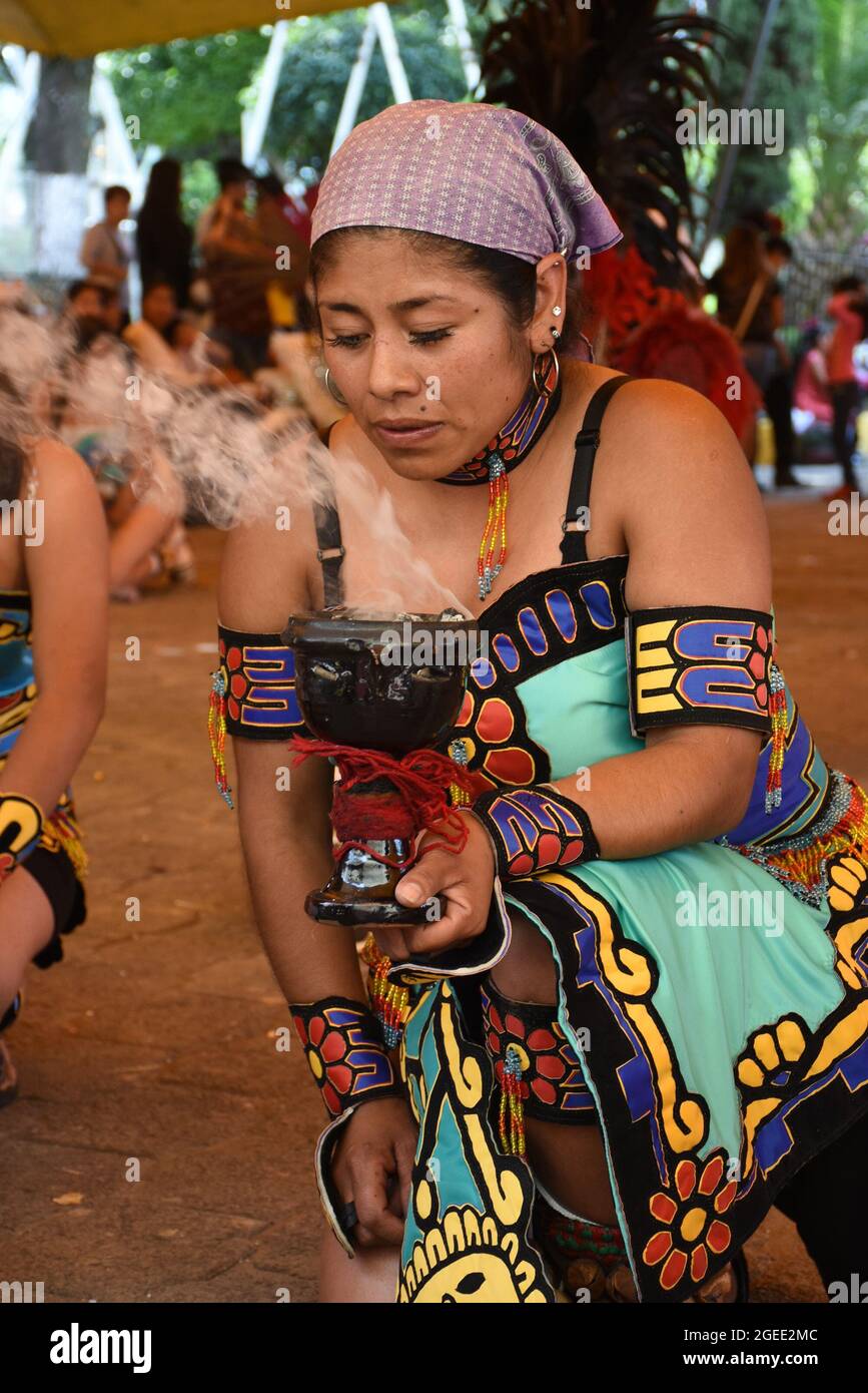 Prima di partecipare a una danza cerimoniale, i ballerini subiscono un rituale di purificazione dove viene usato l'incenso. Foto Stock