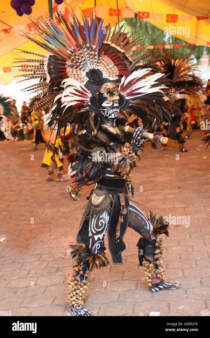 Un ballerino azteco colpisce una posa durante una cerimonia tradizionale. Foto Stock