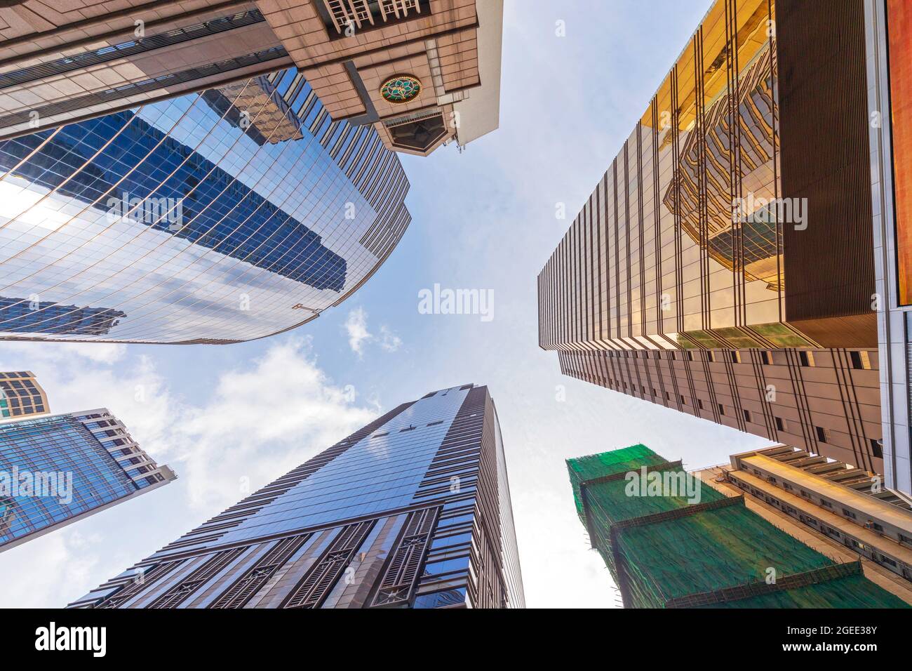 Guarda i grattacieli degli uffici a Hong Kong Foto Stock