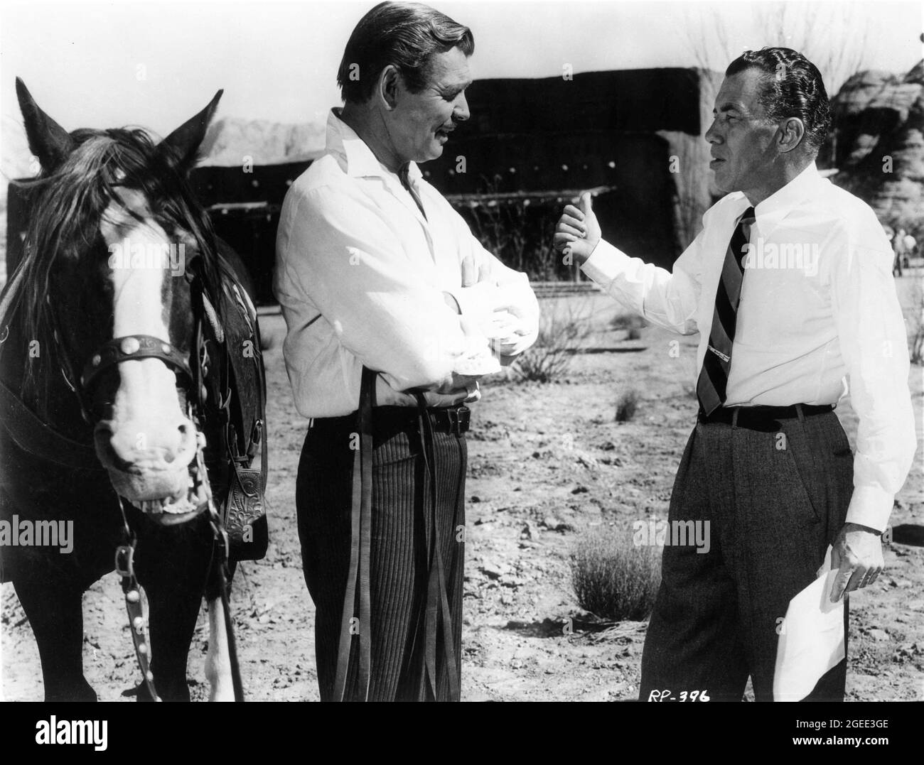 CLARK GABLE ed ed SULLIVAN sul luogo stabilito candid durante la ripresa dell'intervista per la TV per pubblicizzare IL RE E QUATTRO REGINE 1956 regista RAOUL WALSH sceneggiatura Richard Alan Simmons e Margaret Fitts musica Alex North Gabco Productions / Russ-Field Productions / United Artists Foto Stock