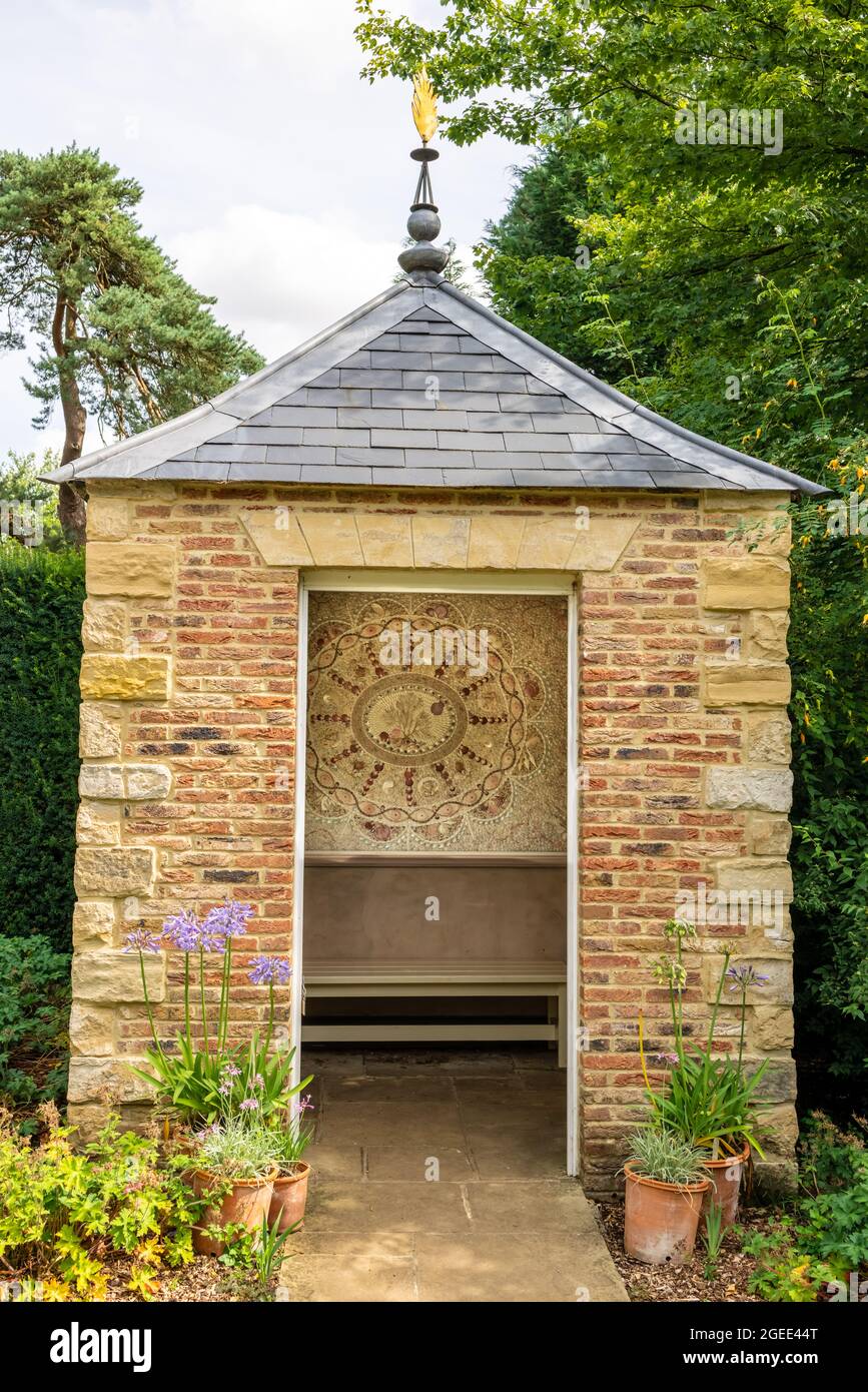 Uno dei padiglioni Shell nei giardini di Newby Hall vicino Ripon, Regno Unito. Foto Stock