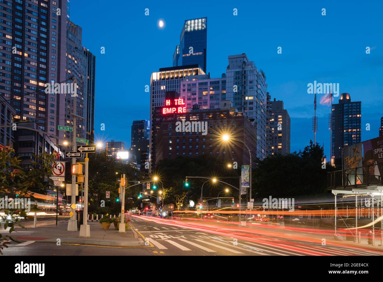 New York, NY, USA- 15 agosto 2021: Percorsi leggeri nelle strade della città a ore blu o in prima serata. Foto Stock