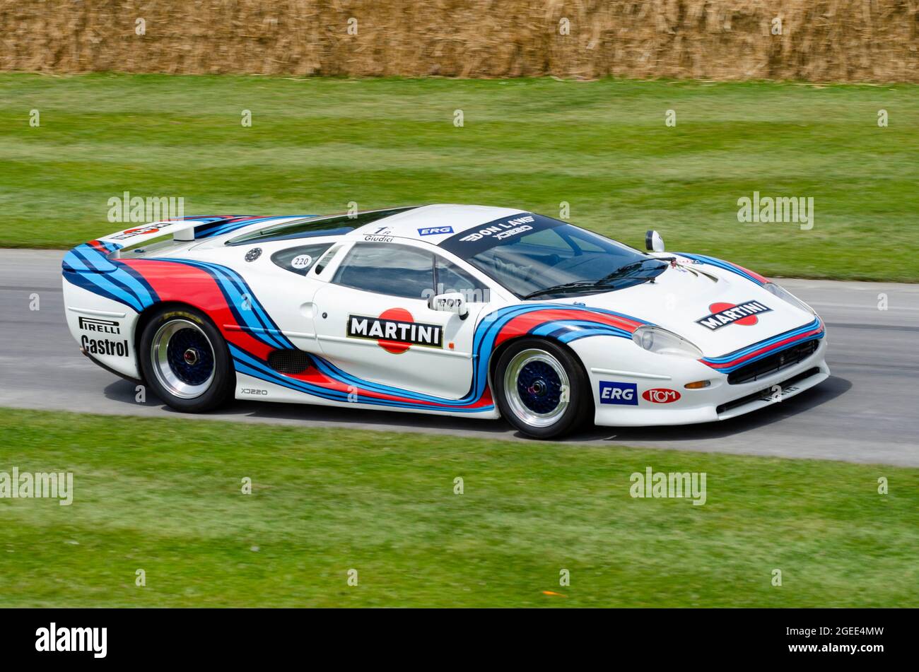 Jaguar XJ220 LM di Justin Law, auto da corsa Jaguar che sale sulla pista di salita al Goodwood Festival of Speed Motor Racing evento 2014. Martini Foto Stock