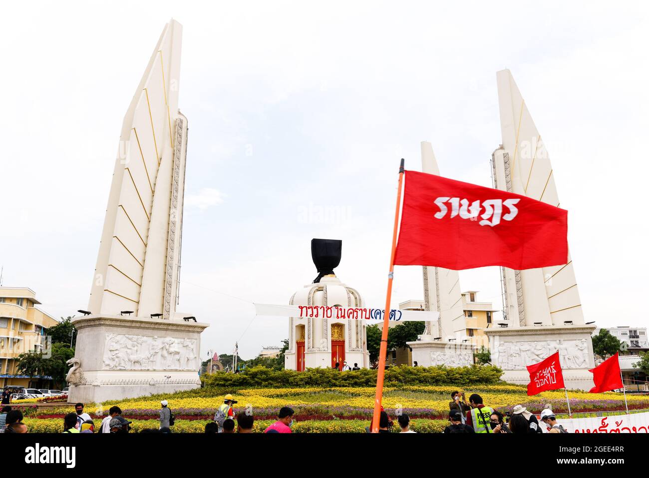 Bangkok, Thailandia. 19 agosto 2021. Una bandiera che dice 'persone' visto vacillare durante la dimostrazione.i manifestanti pro-democrazia si sono riuniti al monumento della Vittoria in richiesta di dimissioni di Prayuth Chan-o-Cha, primo ministro della Thailandia. (Foto di Phobthum Yingpaiboonsuk/SOPA Images/Sipa USA) Credit: Sipa USA/Alamy Live News Foto Stock