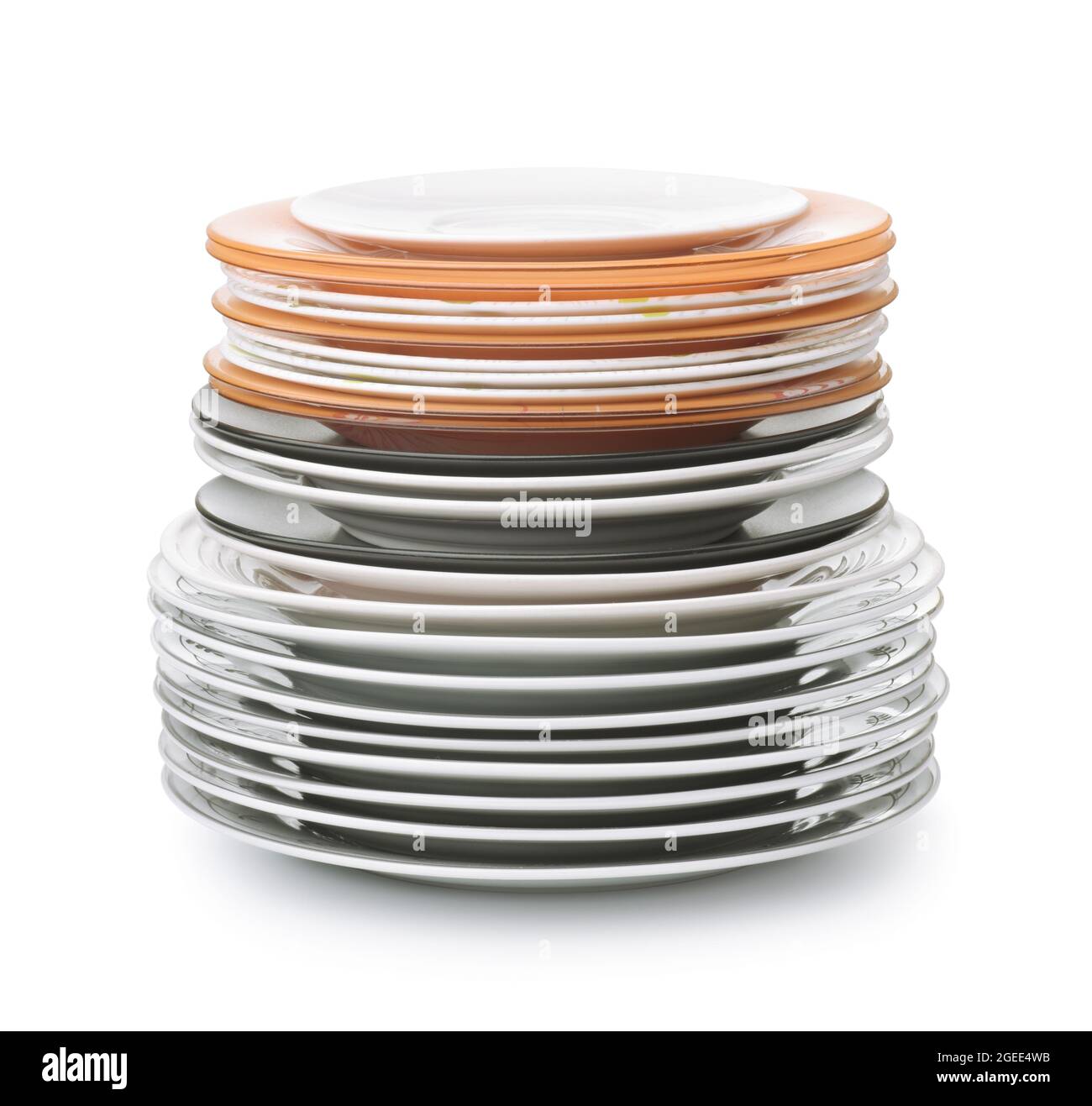 Vista frontale di diversi piatti impilati isolati su bianco Foto Stock