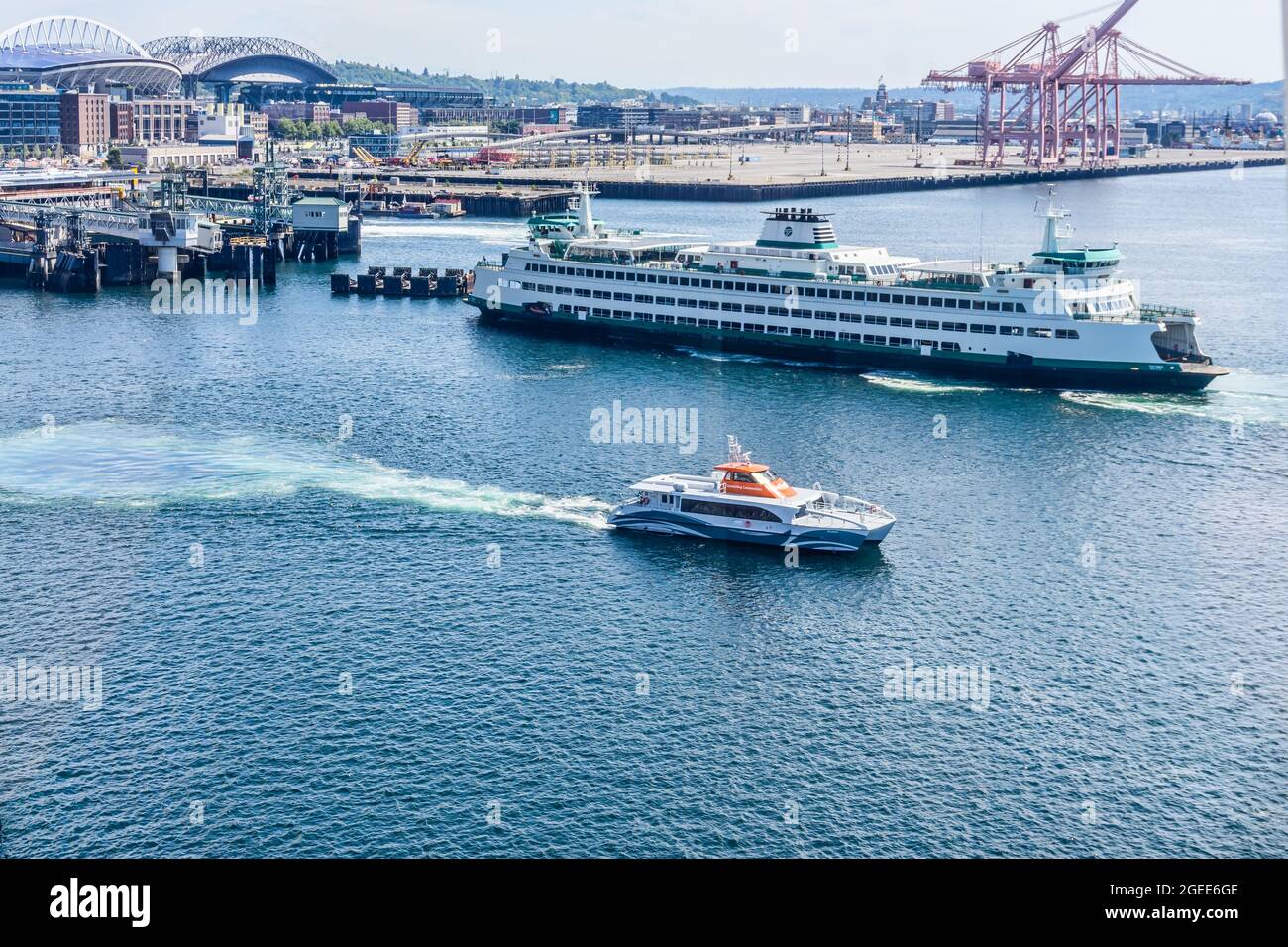 Traghetto e waterer taxi a Elltott Bay a Seatle, Washington Foto Stock