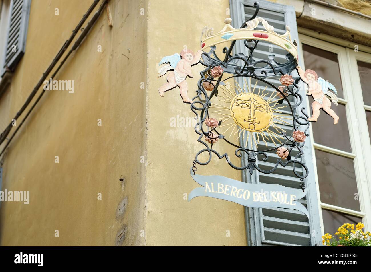 BERGAMO, ITALIA - APRILE 2019: Originale cartello da esterno in ferro battuto al Bargo del Sole stilizzato hotel sole nella città di Bergamo. Foto Stock