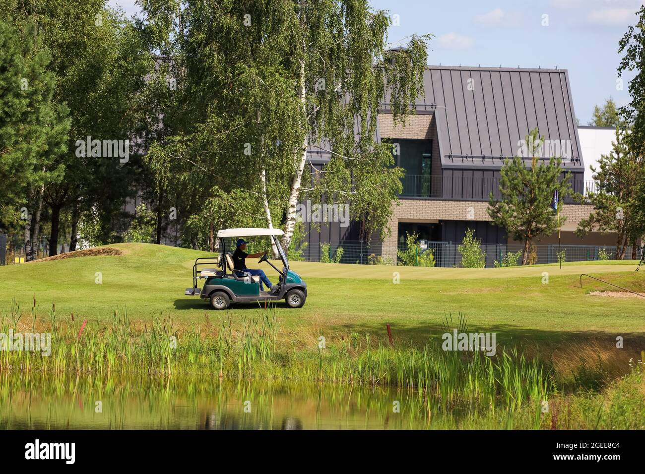 Bielorussia. Minsk - 25.07.2021 l'auto elettrica sul campo da golf si trova all'ombra degli alberi. Foto Stock