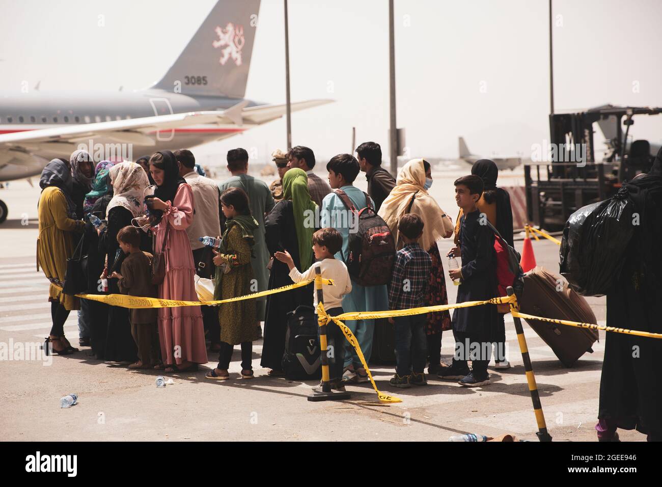 I civili si preparano a salire a bordo di un aereo durante un'evacuazione all'aeroporto internazionale Hamid Karzai di Kabul, Afghanistan, agosto 18. I marines degli Stati Uniti stanno assistendo il Dipartimento di Stato con un prelievo ordinato di personale designato in Afghanistan. (STATI UNITI Marine Corps foto di staff Sgt. Victor Mancilla) Foto Stock