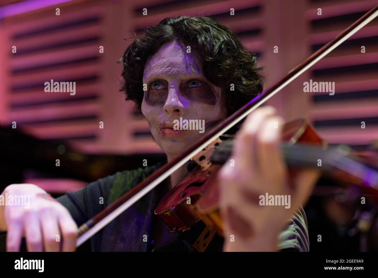 USO EDITORIALE SOLO Gabriella Teychenne del Covent Garden Sinfonia ha eseguito una rappresentazione del tema dei Walking Dead a un pubblico dal vivo presso la King’s Place Concert Hall di Londra, in occasione della prima puntata dell’undicesima e ultima stagione dello show televisivo. Data immagine: Giovedì 19 agosto 2021. Foto Stock