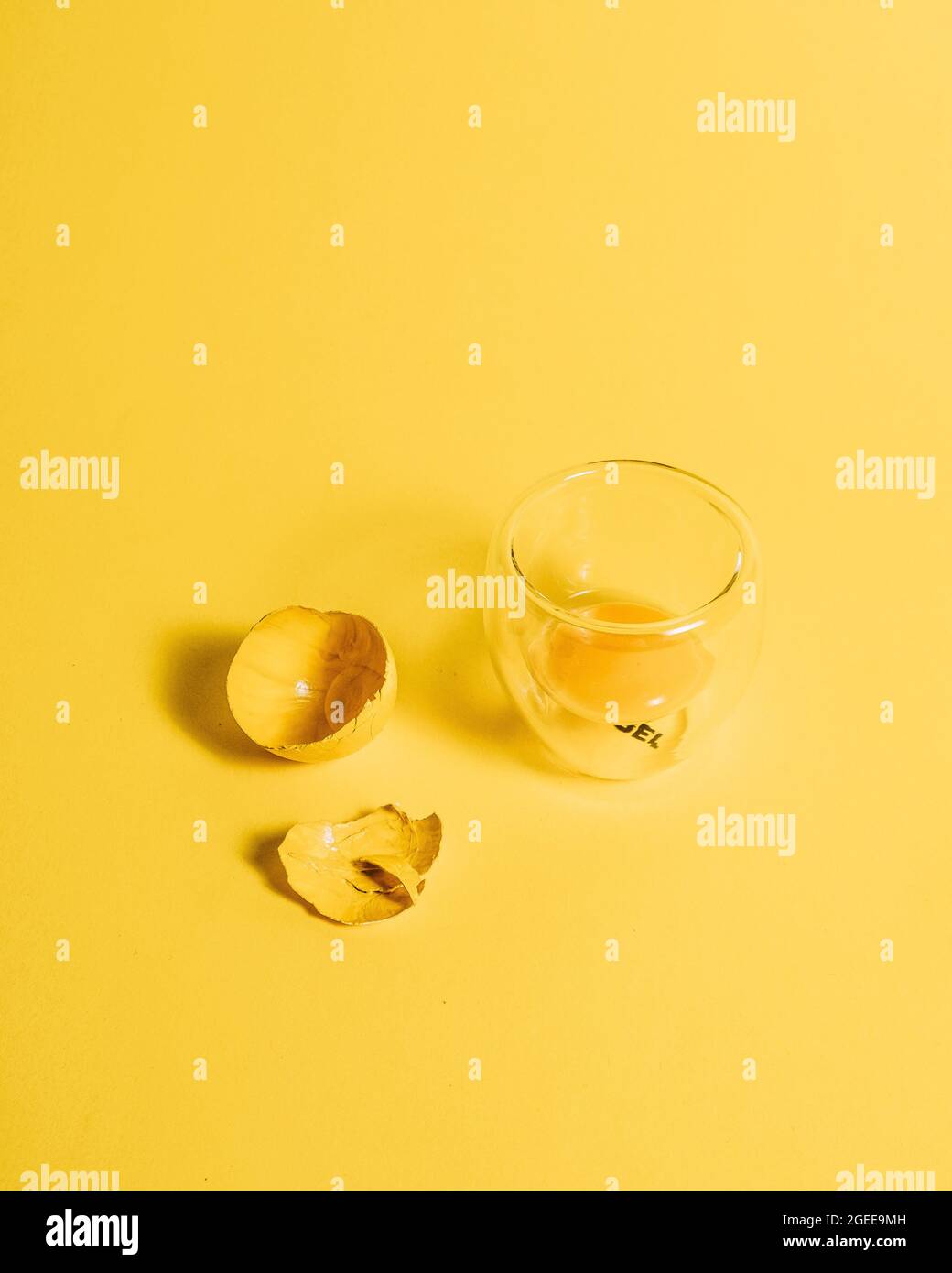 Uova gialle su sfondo giallo Foto Stock