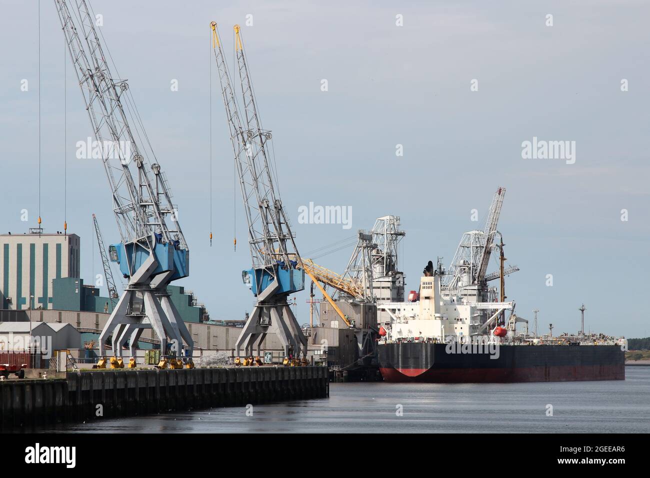 bacino portuale con freighter oceanico Foto Stock