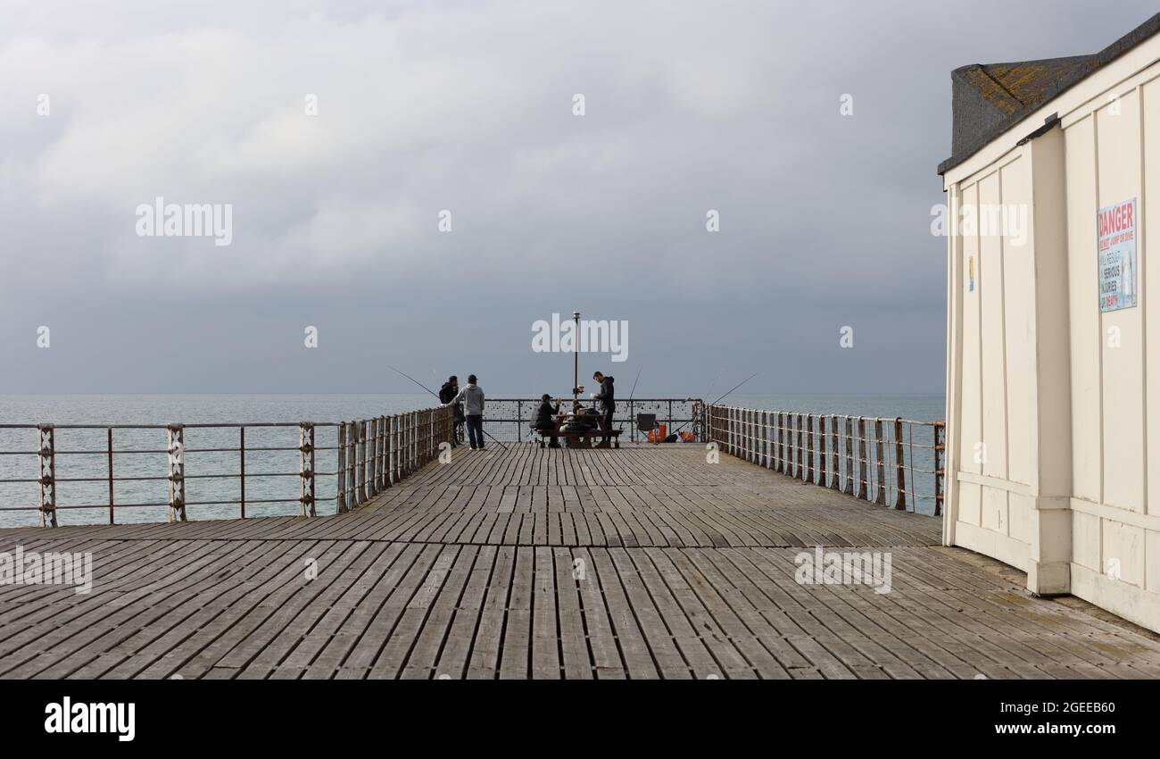 La gente ha visto la pesca sul molo di Bognor Regis nell'agosto 2021. Foto Stock