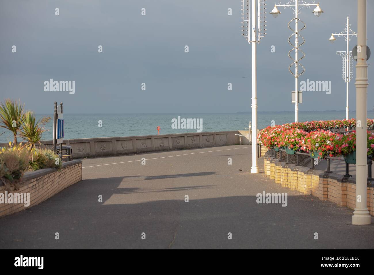 Percorso lungo la spiaggia di Bognor Regis visto nel mese estivo di agosto 2021. Foto Stock