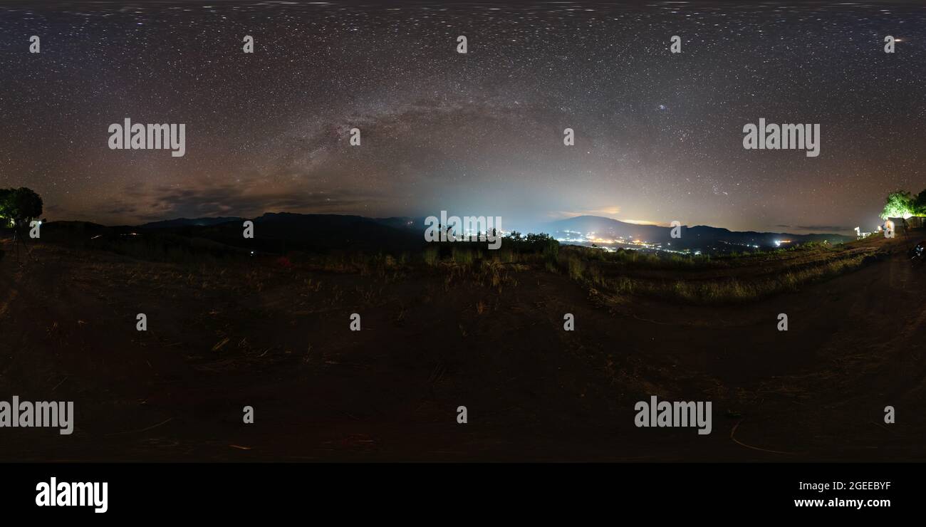 Vr360 esterno via lattiginosa notte cielo Mon Muen Mak, Chiang mai, Thailandia Foto Stock