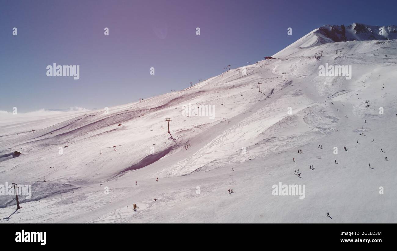 Piste innevate in una luminosa mattinata invernale Foto Stock