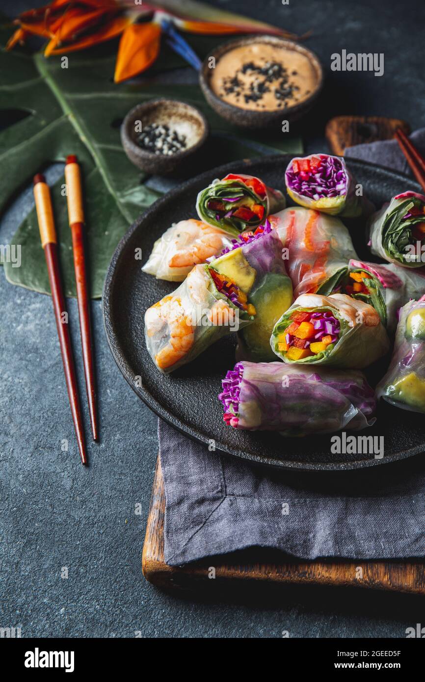 Involtini primaverili con verdure e gamberetti. Piatto vietnamita Foto Stock