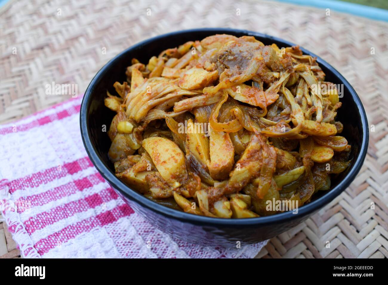 Gustoso Jackfruit mescolare friggere curry. Delizioso contorno indiano. Autentico Kathal ki sabji cotto in casa verdure asiatiche cotte. Fanas sabzi Foto Stock