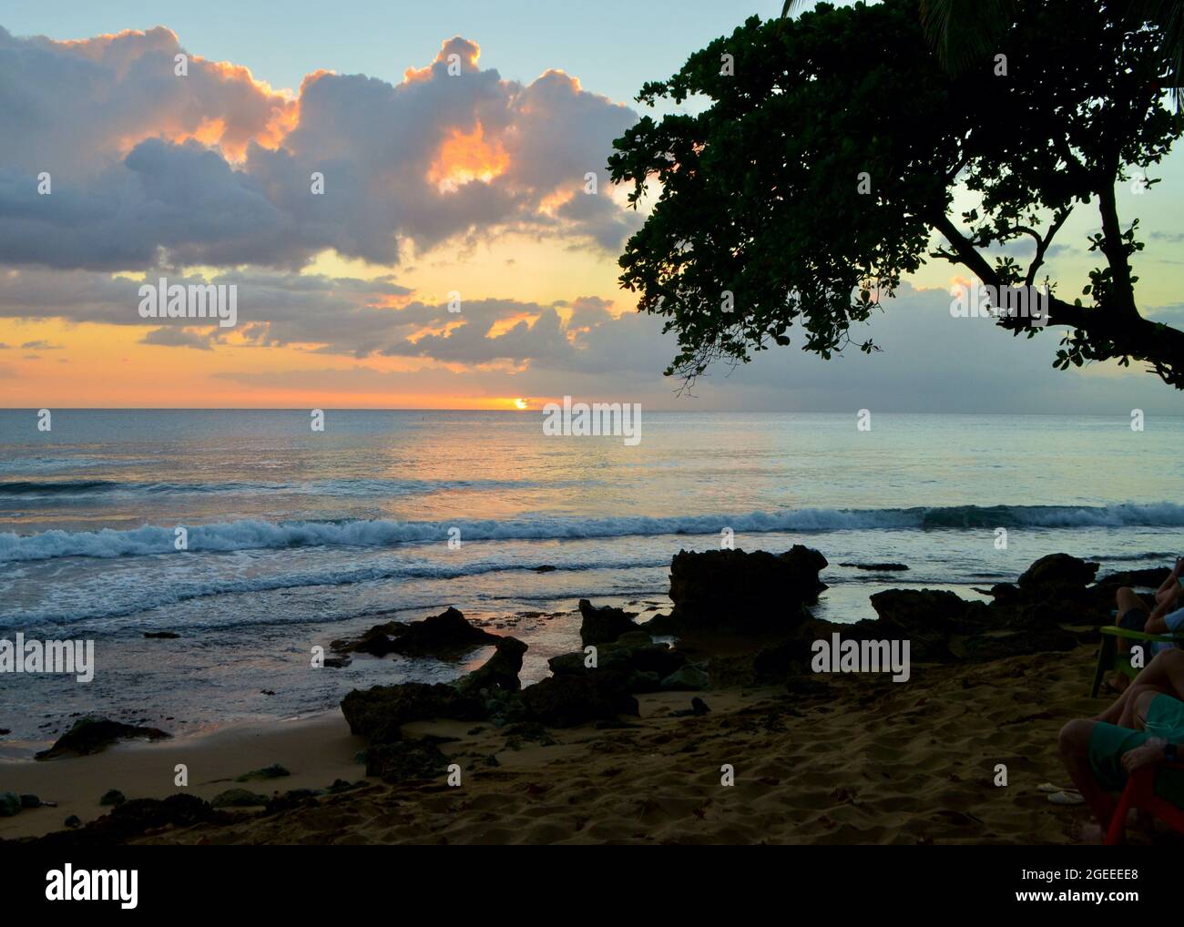 Tramonto sul Mar dei Caraibi da una bellissima spiaggia a Rincon, Puerto Rico. Foto Stock