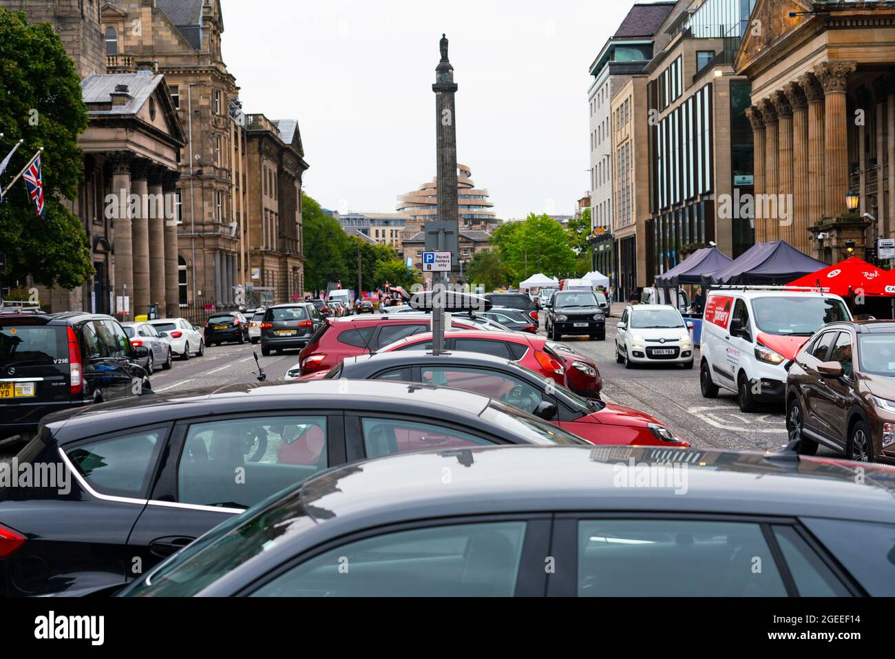 Edimburgo, Scozia, Regno Unito. 19 agosto 2021. Il consiglio comunale di Edimburgo prevede di chiudere George Street a Edimburgo al traffico e di renderlo accessibile solo per pedoni e ciclisti. I piani fanno parte del progetto di trasformazione decennale del Consiglio della città di Edimburgo, che vedrà il centro della città diventare in gran parte privo di automobili entro il 2030. PIC; al momento le auto sono parcheggiate lungo entrambi i lati e nel mezzo di George Street. Iain Masterton/Alamy Notizie dal vivo. Foto Stock