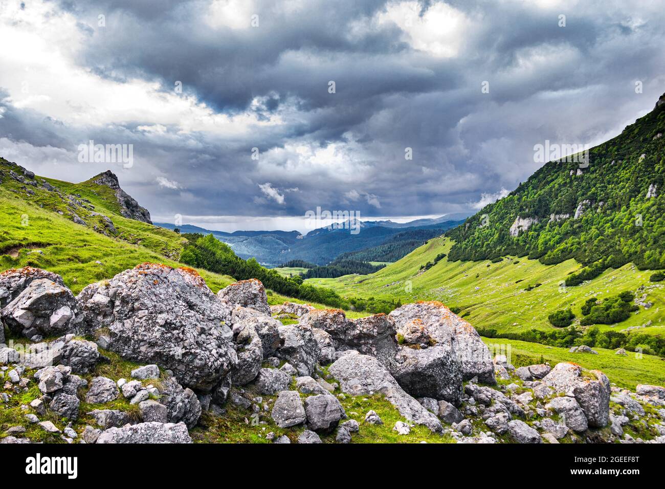 Montagne Bucegi nei monti Carpazi, con nuvole di tempesta Foto Stock