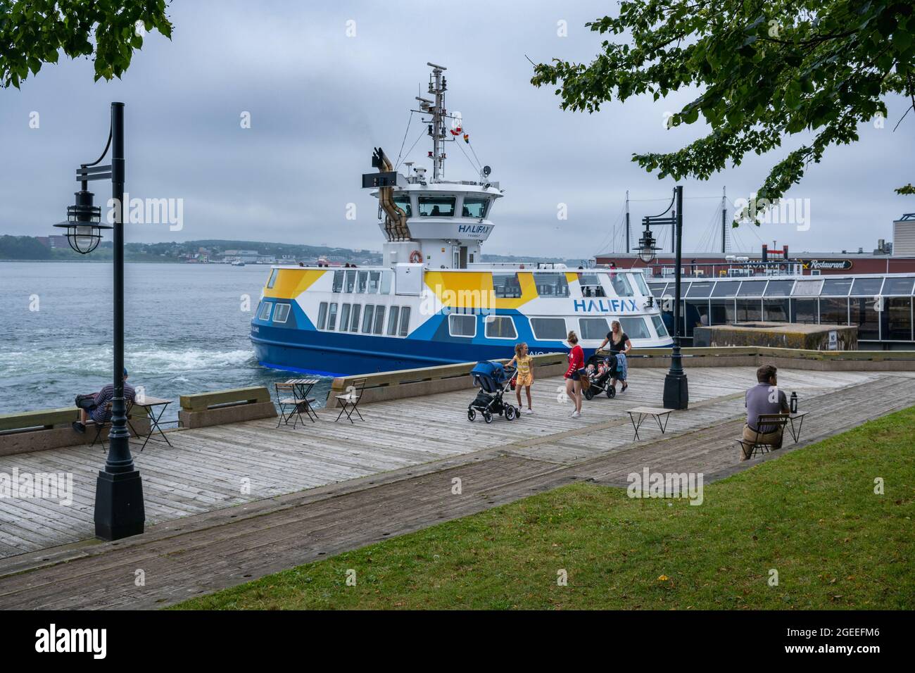 Halifax, Canada - 10 agosto 2021: Halifax Transit Ferry al terminal dei traghetti Foto Stock