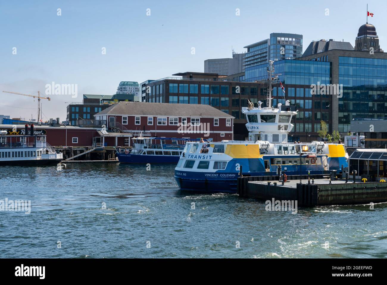 Dartmouth, Canada - 10 agosto 2021: Halifax Transit Ferry al terminal dei traghetti Foto Stock