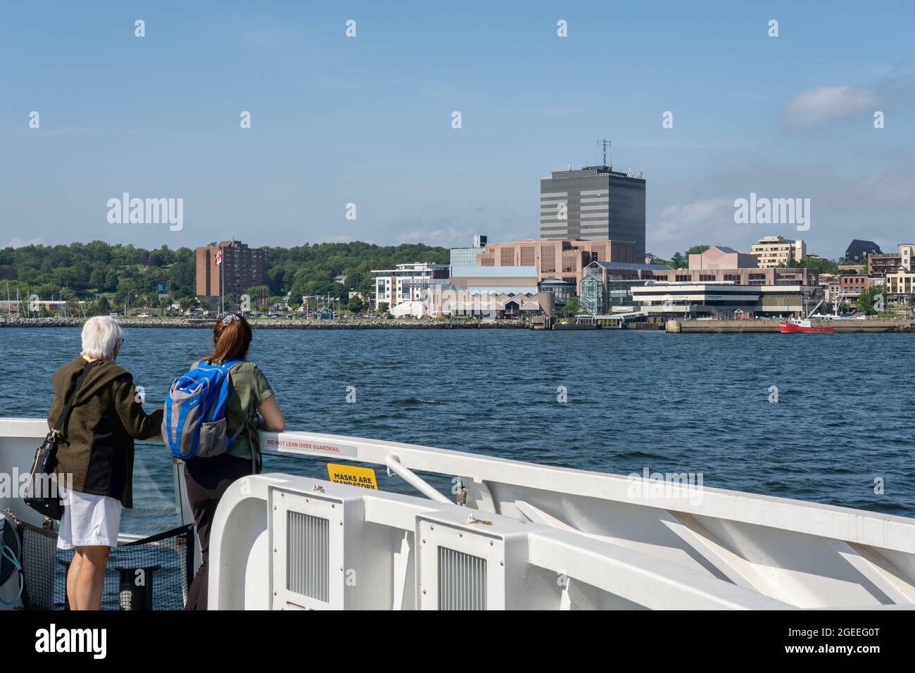 Halifax, Canada - 10 agosto 2021: Passeggeri su un traghetto di transito Halifax che va a Dartmouth Foto Stock