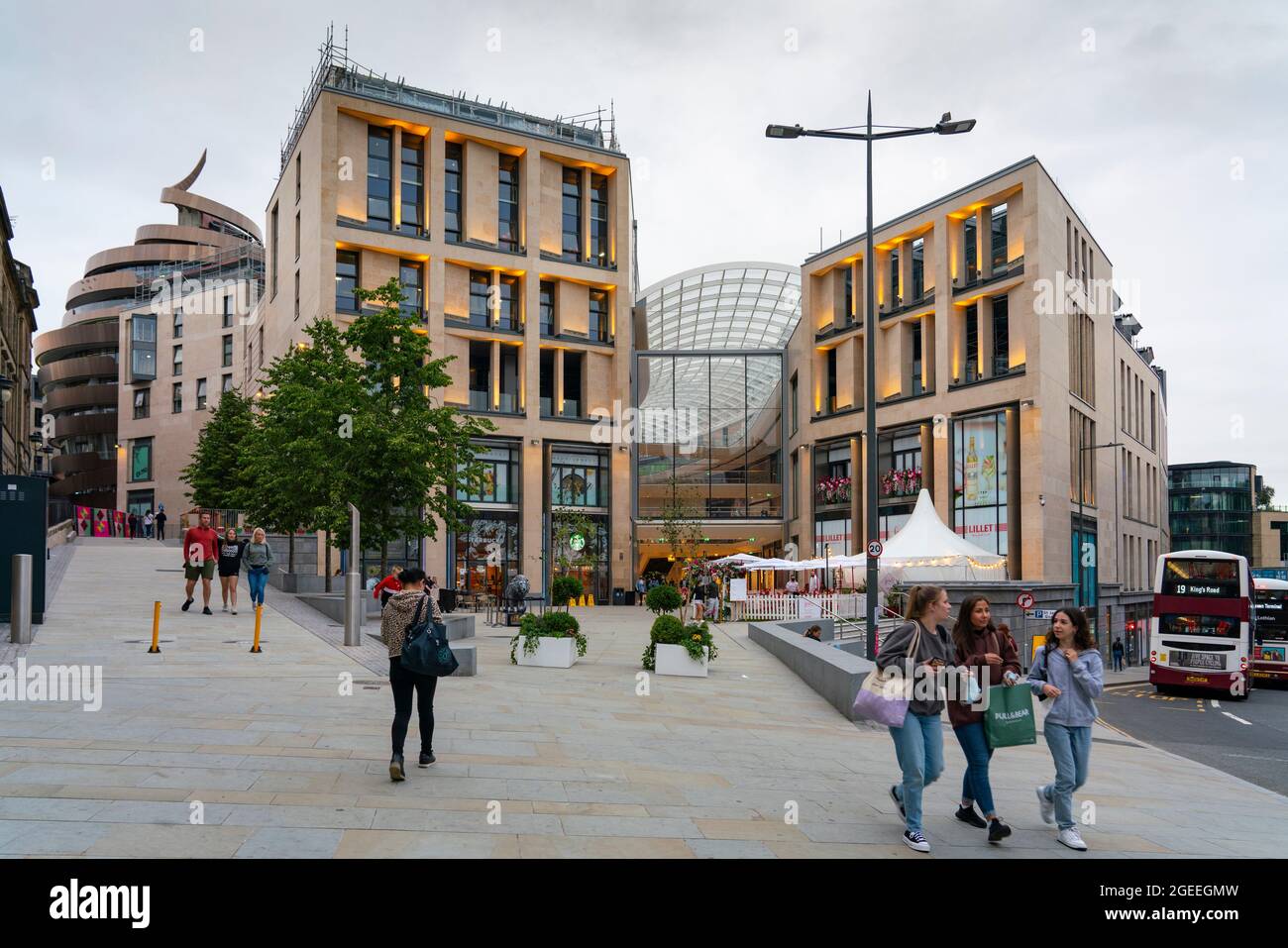 Vista esterna del nuovo centro commerciale St James Quarter a Edimburgo, Scozia, Regno Unito Foto Stock Vista esterna del nuovo centro commerciale St James Quarter a Edimburgo, Scozia, Regno Unito Foto Stock