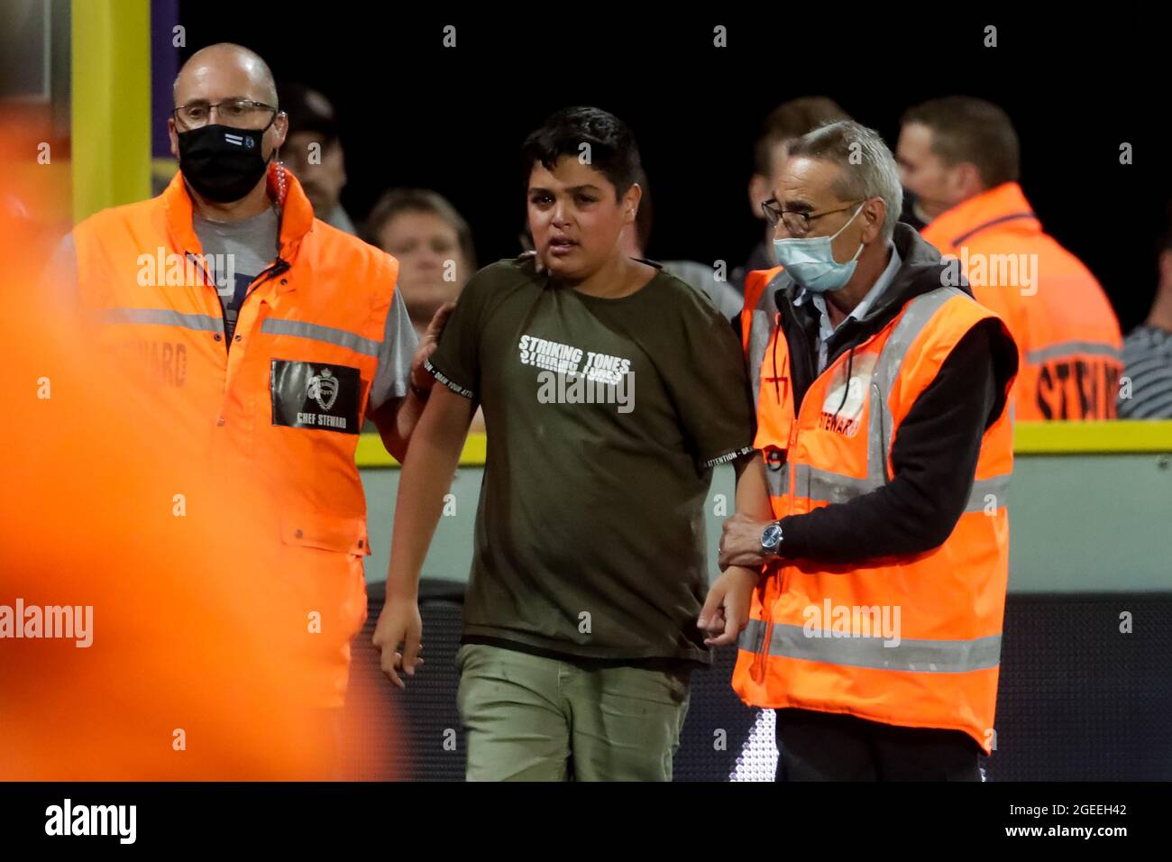 Bruxelles, Belgio. 19 ago 2021. BRUXELLES, BELGIO - AGOSTO 19: Un giovane fan è scortato via dagli steward dopo essere entrato in campo durante la UEFA Europa Conference League Play-off tappa uno tra RSC Anderlecht e Vitesse al Lotto Park il 19 agosto 2021 a Bruxelles, Belgio (Foto di Broer van den Boom/Orange Pictures) credito: Orange Pics BV/Alamy Live News Foto Stock