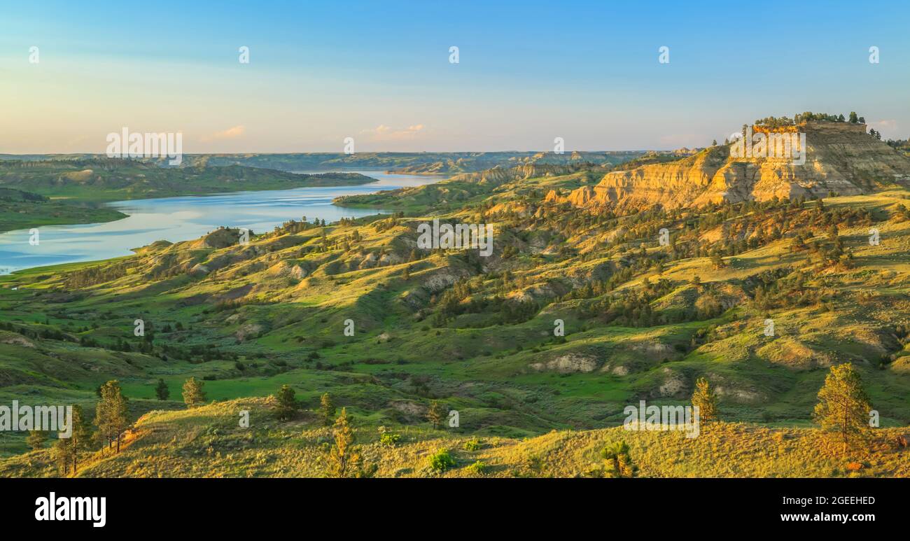 panorama del forte lago di peck alla baia del ruscello di neve nel charles m russell national wildlife refuge vicino a jordan, montana Foto Stock