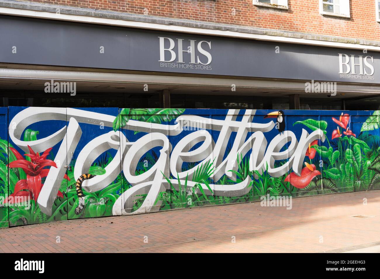 Ex negozio BHS fronte con graffiti massiccia, INSIEME disegno in fiori Tunbridge well Inghilterra Kent UK Foto Stock