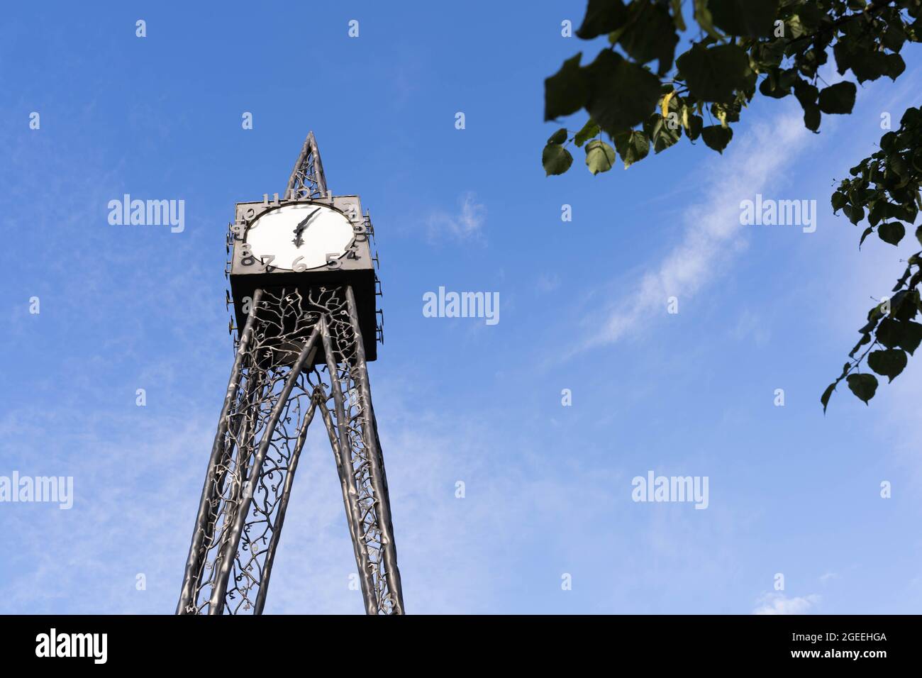 torre dell'orologio con cielo blu come sfondo con spazio copia torre dell'orologio Tunbridge Well Inghilterra UK Foto Stock