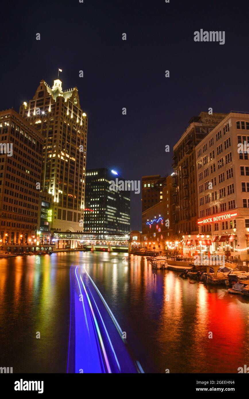 Vista notturna del lungofiume di Milwaukee, un sentiero pedonale che si snoda lungo il fiume Milwaukee, accanto a ristoranti, negozi, Milwaukee, WISCONSIN, USA Foto Stock