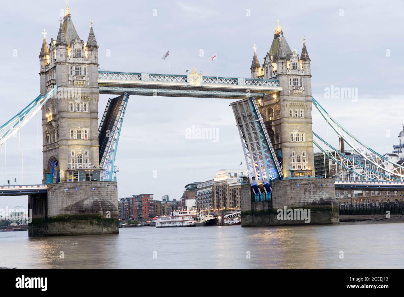 London Tower Bridge di notte con le braccia bloccate in posizione aperta Inghilterra UK , 09 agosto 2021 Foto Stock