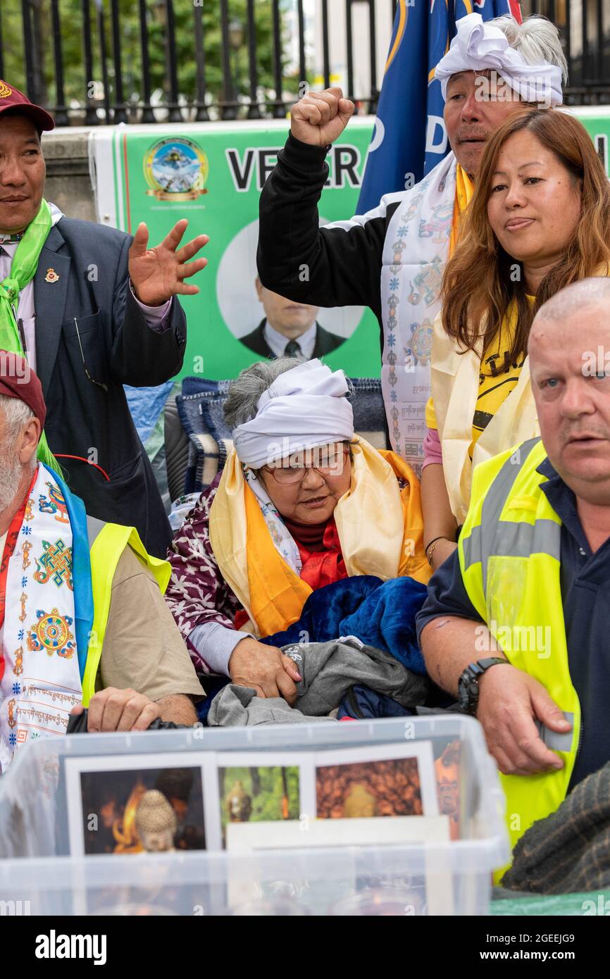 Londra, Regno Unito. 19 agosto 2021. Gli ex soldati di Gurkha hanno dato il loro sciopero della fame di 13 giorni fuori da Downing Street, dopo che il governo britannico ha accettato ulteriori colloqui. Credit: Ian Davidson/Alamy Live News Foto Stock