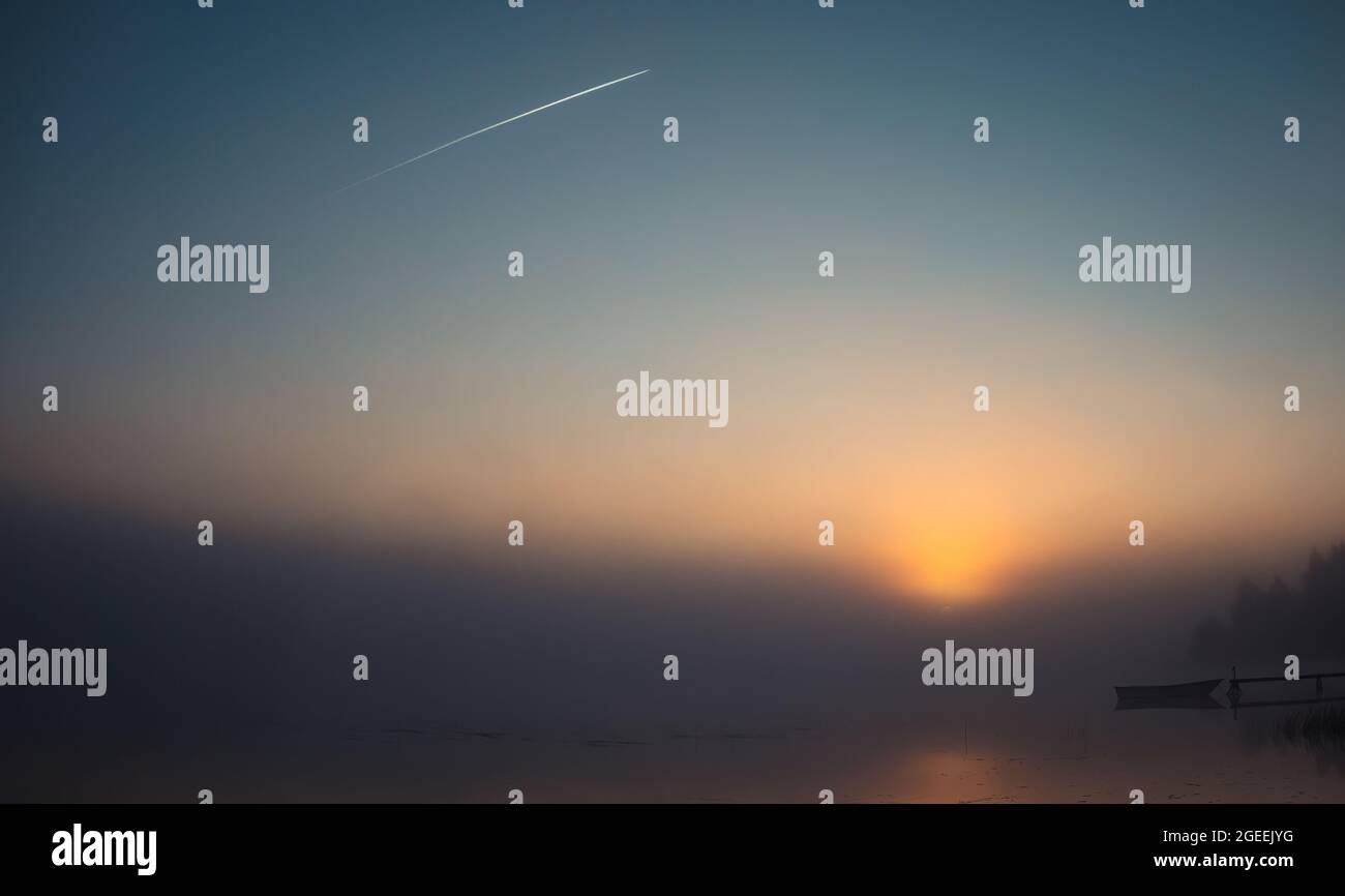 Scenico nebbie Alba sul lago, percorso aereo in alto nel cielo blu del mattino Foto Stock